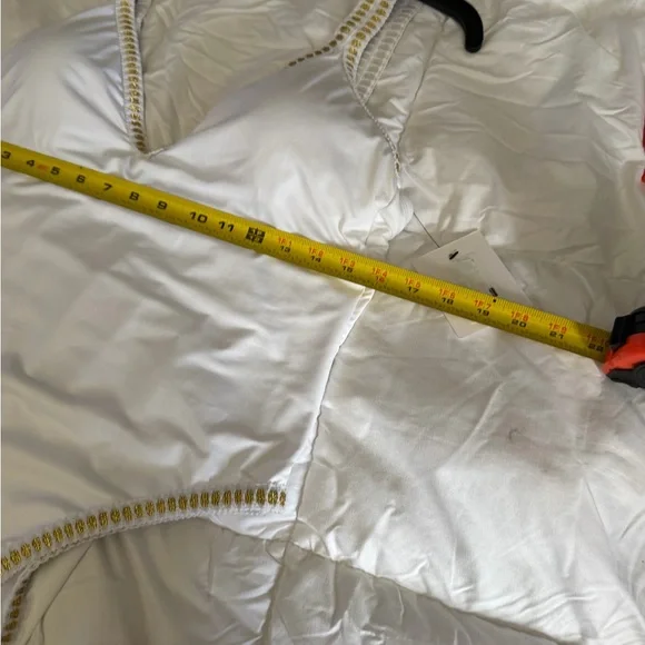 Gibson Latimer White One-Piece with Subtle Black Tag Detail - Picture 4 of 7